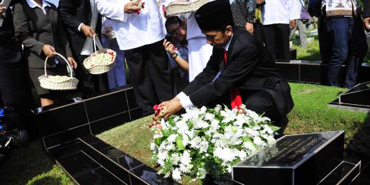 Ziarah ke makam MH Thamrin, Jokowi kaget piala Bung Karno hilang