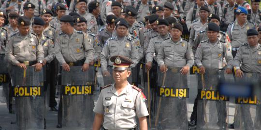 Ratusan orang serbu GOR Sampang tempat mengungsi warga Syiah