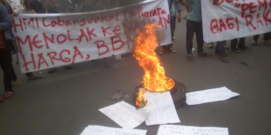 Tolak BBM naik, HMI bakar ban di depan Kantor Pertamina