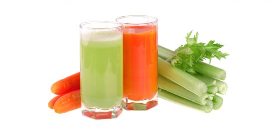 Lebih sehat mana, makan sayur mentah atau minum jus sayur?