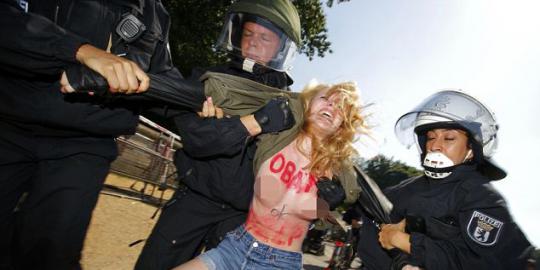 Pegiat Femen demo telanjang dada minta bantuan Obama