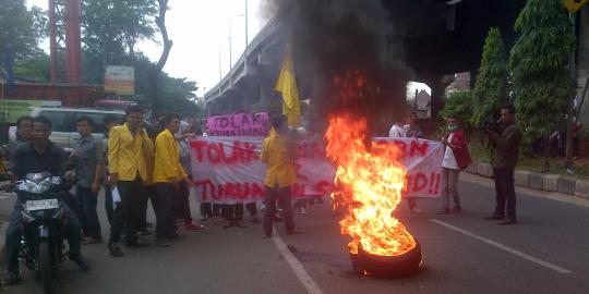Demo BBM masih marak, mahasiswa bakar ban di Jatinegara