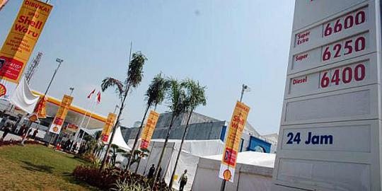 Tolak kenaikan BBM, massa segel SPBU Shell di Menteng