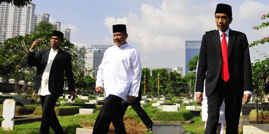 HUT DKI, Jokowi beri tumpeng raksasa ke istri Henk Ngantung