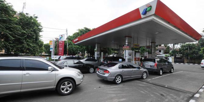 Antrean Di Spbu Tol Cikampek Mengular 2497