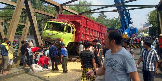 Kecelakaan truk  Jalan  Alternatif Cibubur Cileungsi macet 