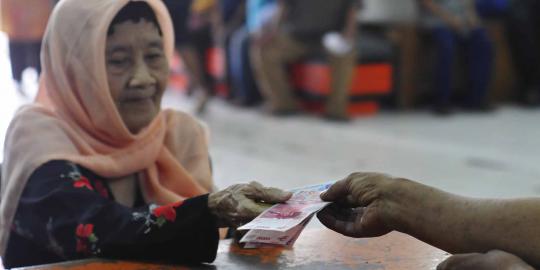 Nenek Dharmi menangis terima uang BLSM yang dibagikan Mendikbud