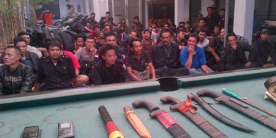 Sekelompok preman berpita hijau robohkan puluhan rumah di Solo