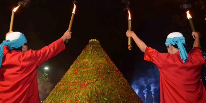 Naik tangga, Jokowi potong tumpeng raksasa setinggi 4,86 