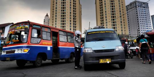 Tarif angkot dan bus naik gila-gilaan, penumpang protes