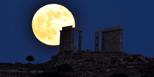 Indahnya Supermoon diabadikan dari berbagai negara