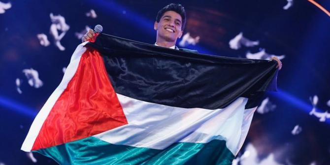 43 Gambar Anak Kecil Pegang Bendera Palestina HD Terbaru