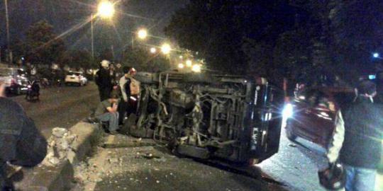Tabrak pembatas jalan, Kijang terbalik di Ciputat