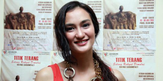 Atiqah Hasiholan operasi payudara di teater terbarunya