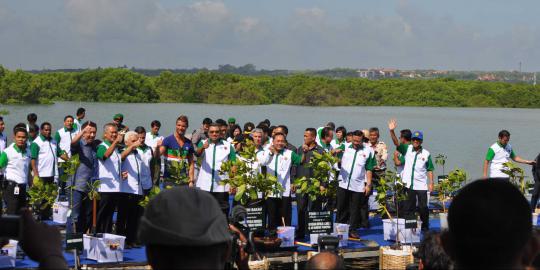 Sambil tanam mangrove, Ronaldo dan SBY tebar senyum