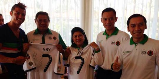 KPK diskriminatif soal kostum CR7 untuk SBY dan Ani