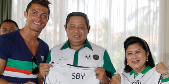 Ini 4 jersey sepak bola yang dikoleksi SBY gratis