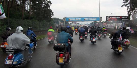 Kemeriahan konvoi 2.300 Vespa peringati Hari Vespa se-Dunia 2013