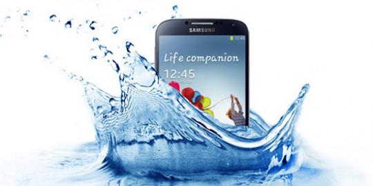 Siapa bilang Galaxy S4 Active adalah smartphone antiair?