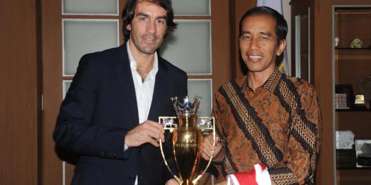 Jokowi juga pernah dapat kostum Arsenal dan tak disita KPK