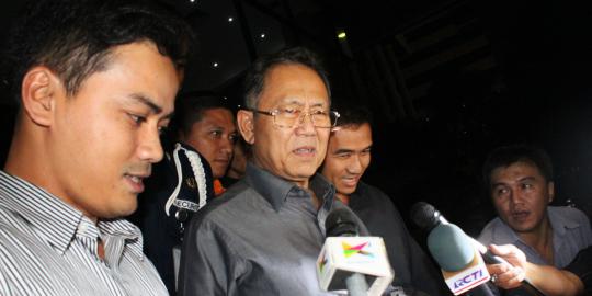 Tiba di KPK, Dada Rosada bilang awas-awas