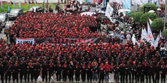 Buruh demo di kantor gubernur Sumut, lalu lintas terkunci