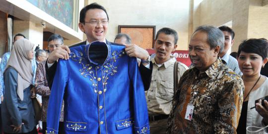 Ahok coba baju Betawi