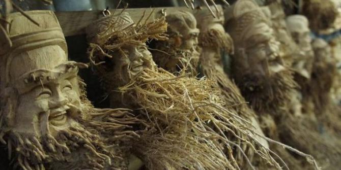 Seniman Vietnam ukir wajah wajah tersenyum pada akar bambu  