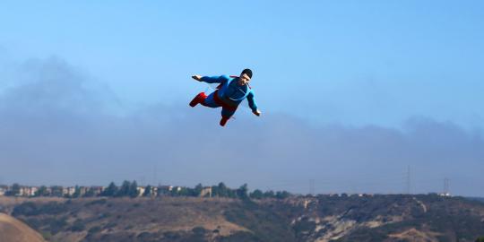 Superman terbang berkeliling di langit California