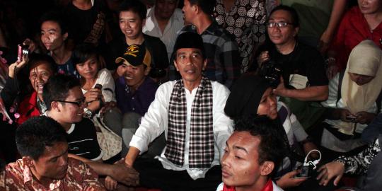 Jokowi lesehan bareng warga Jakarta tonton drama tari 'Ariah'