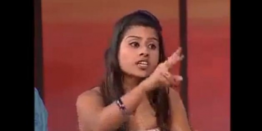 melempar sepatu kepada lelaki lawan debatnya rev1