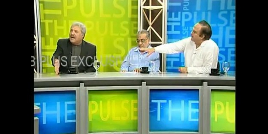 berdebat hingga melempar gelas air minum rev1