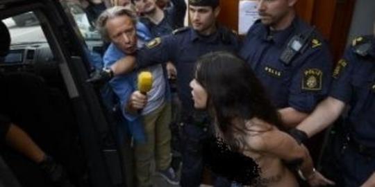Pegiat Femen protes telanjang dada di masjid Stockholm