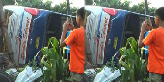 Ngebut, bus Sumber Selamat tabrak rumah di Sragen