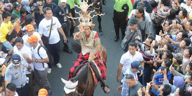 Cerita Jokowi soal kostum unik dan topi yang buat pusing 