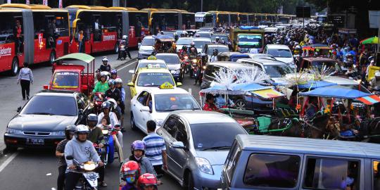 Kemacetan arus lalu lintas usai Jakarnaval 2013