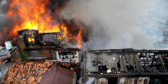Kebakaran di Tambora, 1 wanita terluka usai terjun dari lantai 2