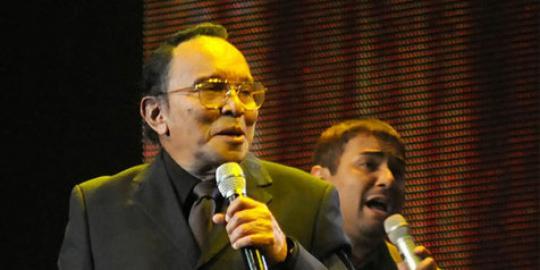 Usai melihat jenazah Deasy Arisandi, Bob Tutopoli terjatuh