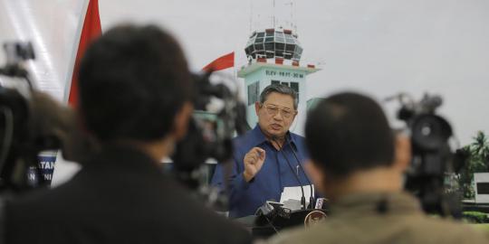 Acara SBY di Surabaya diwarnai angin kencang, 2 baliho ambruk