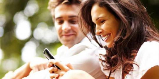Pamer kemesraan di jejaring sosial, jaminan pasangan bahagia?