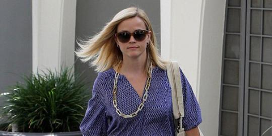 Reese Witherspoon muncul dengan luka memar  di kaki  