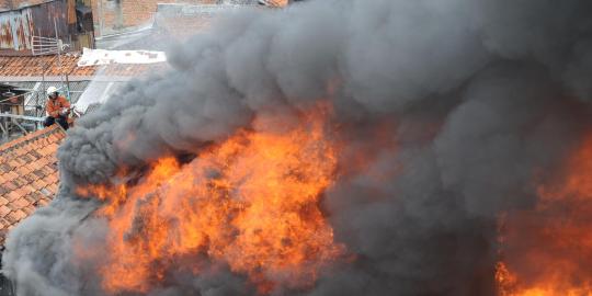 Rumah terbakar, pemilik histeris dan pingsan