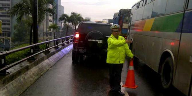  Mobil  mewah  Hummer mogok  di Tol Cawang merdeka com