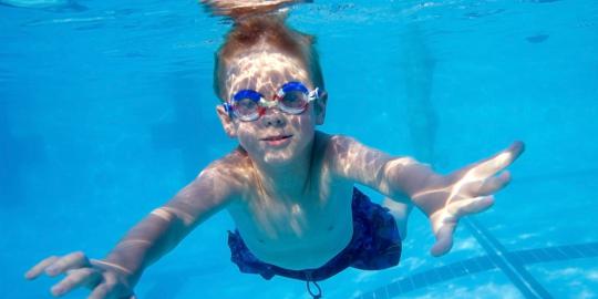 Berapa usia ideal anak untuk belajar berenang?