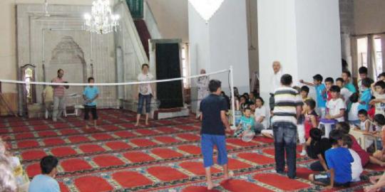 Bocah Turki main badminton dalam masjid