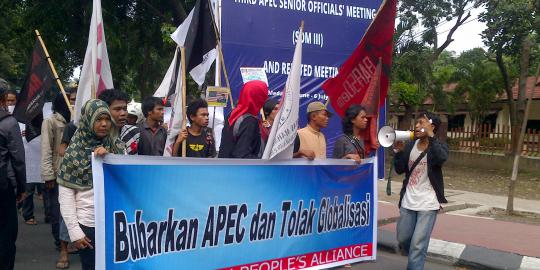 Puluhan demonstran menentang pertemuan APEC di Medan
