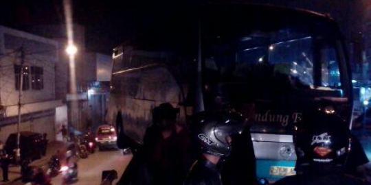Tabrak pembatas, bus Bandung Express bergelantungan di fly over