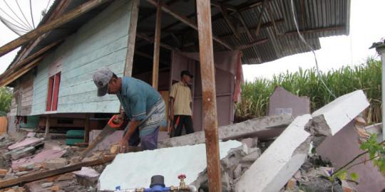 Tak kebagian bantuan, korban gempa Aceh cari sumbangan di jalan