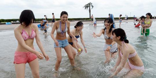Mengintip gaya para gadis Jepang nikmati liburan musim panas