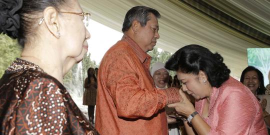 Ibu Ani ultah, Presiden SBY berbagi kisah romantis di twitter